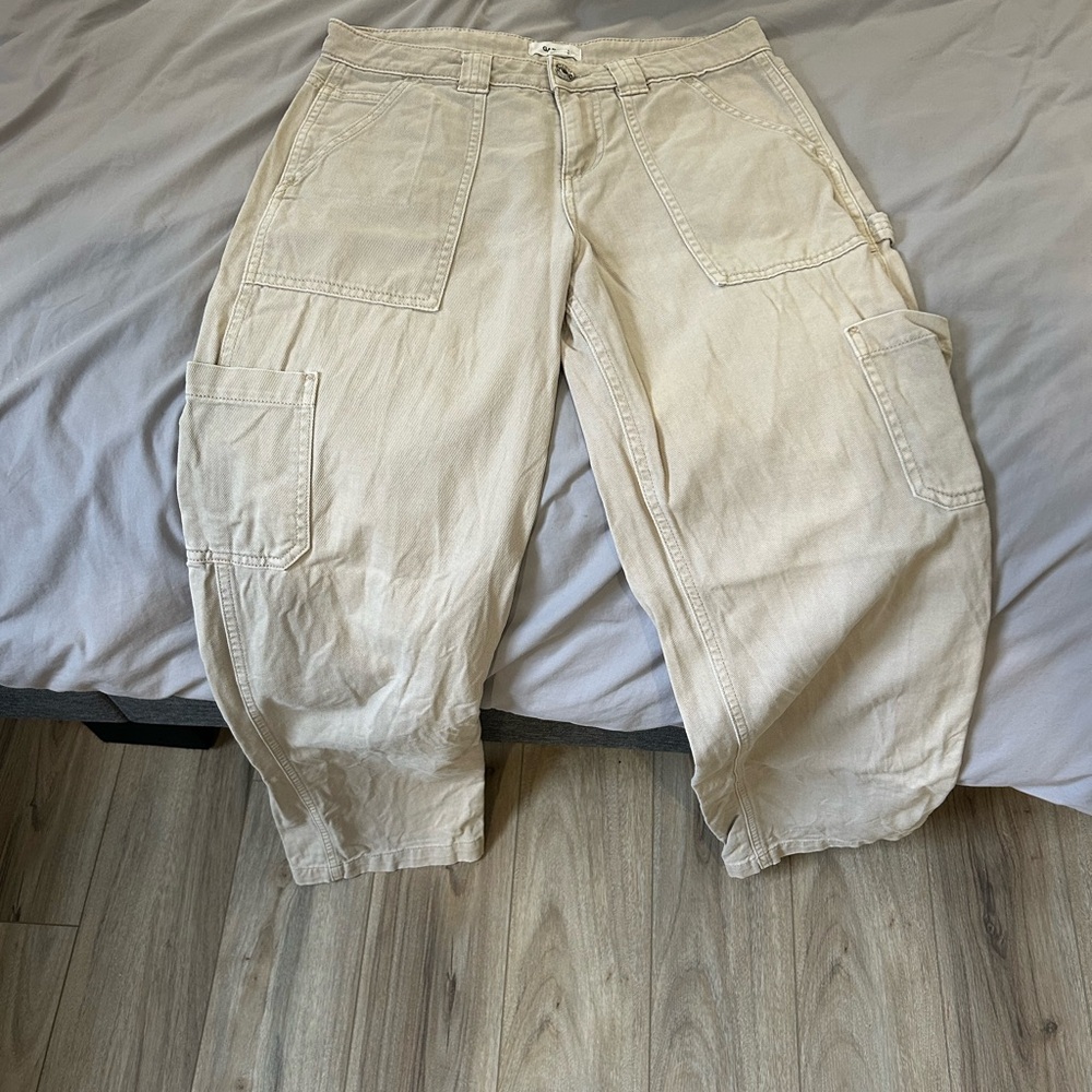 Woman’s Cream Cargo Pants